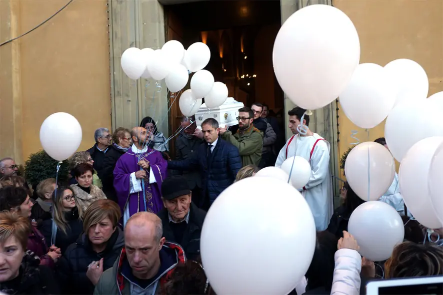 Batman sulla cassa di Francesco poi lancio di palloncini per il