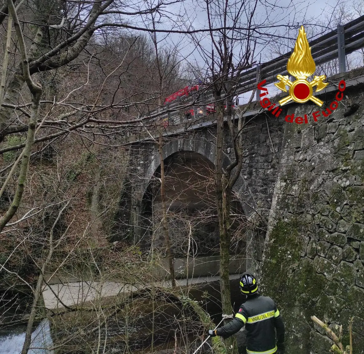 Giù nel fiume con la moto. Giovane ferito