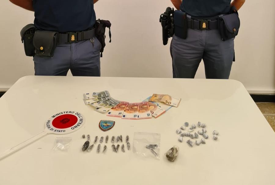 Sorpreso In Viale Bonaini Con La Droga Pronta Allo Spaccio: Arrestato E ...