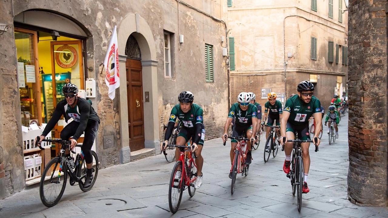 Il gruppo del Bike Tour 2019 durante un passaggio in Toscana