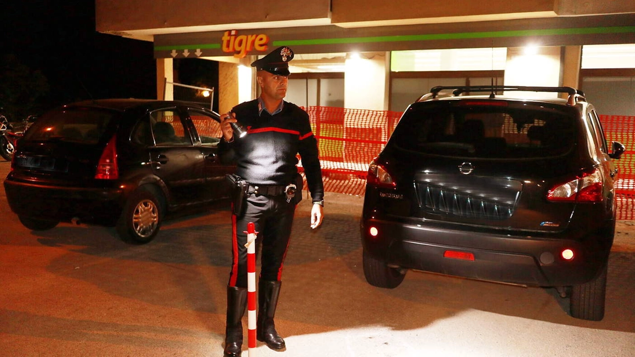 Un carabiniere all'esterno del supermercato della rapina