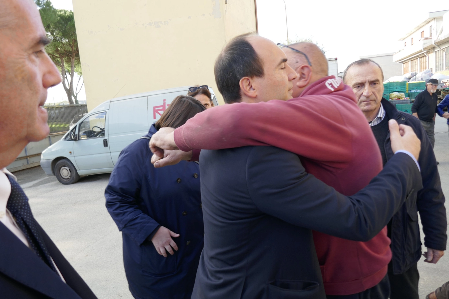 L'imprenditore Roberto Giudici, con la felpa rossa, abbraccia i vertici di Confartigianato