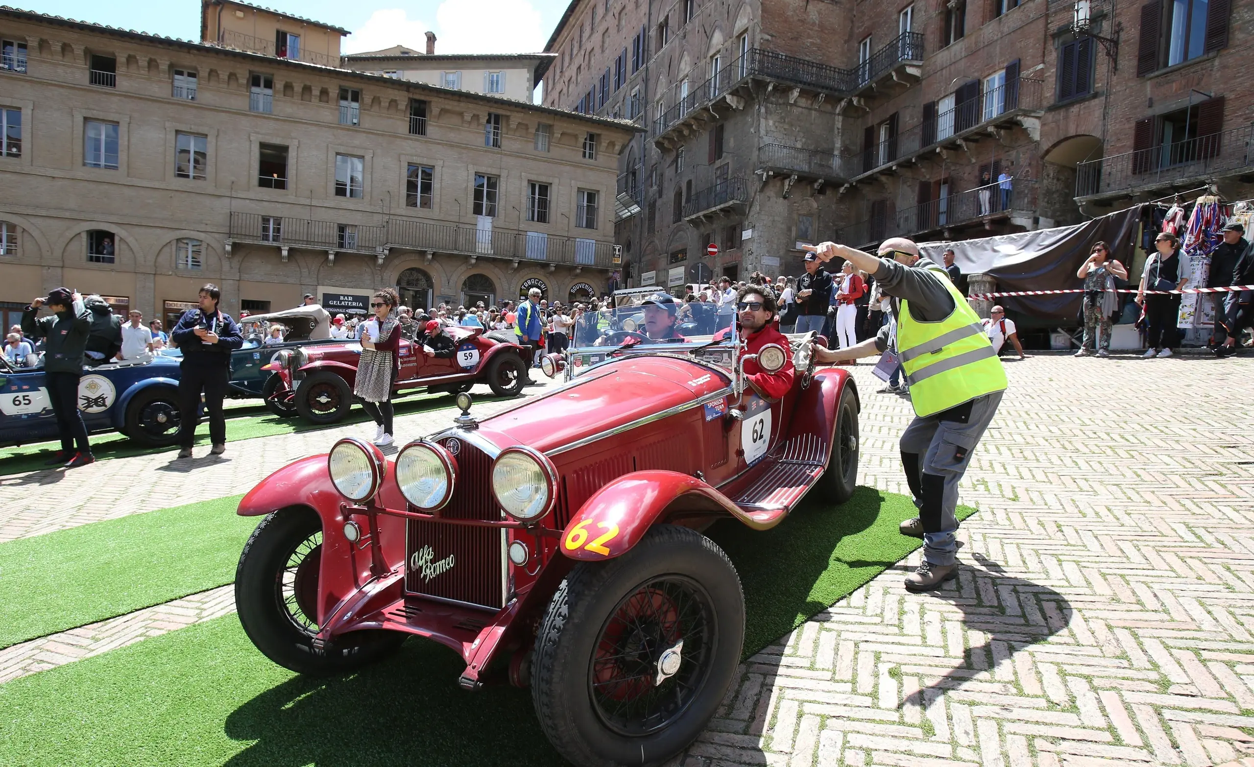 Sfilata con quattrocento auto d’epoca