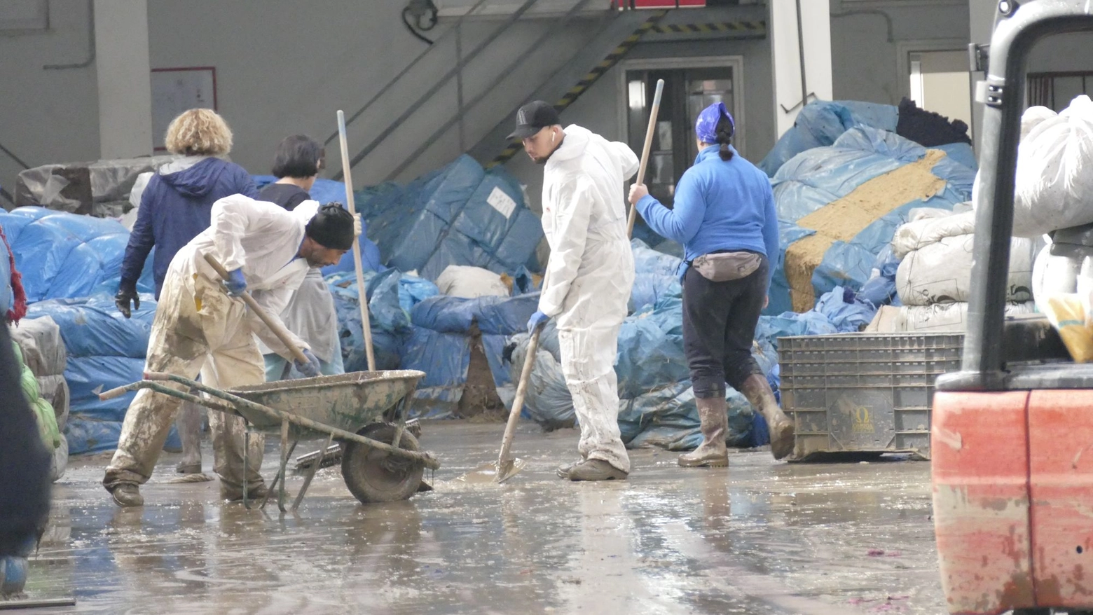 Un'azienda tessile gravemente danneggiata dall'alluvione (Foto Attalmi)