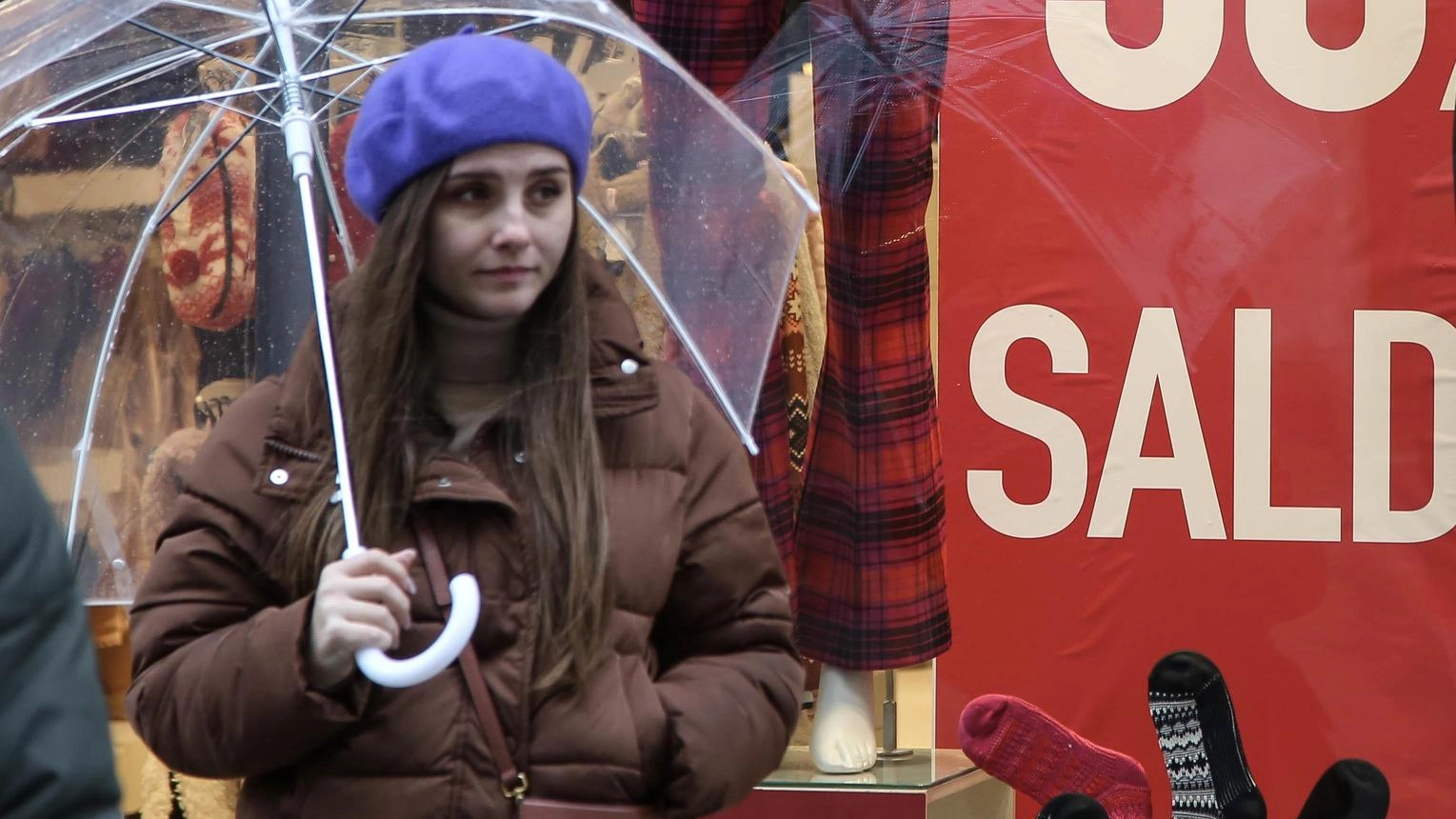 Il meteo rovina l’avvio dei saldi: "Bene solo il primo giorno. Ma la voglia di comprare c’è"