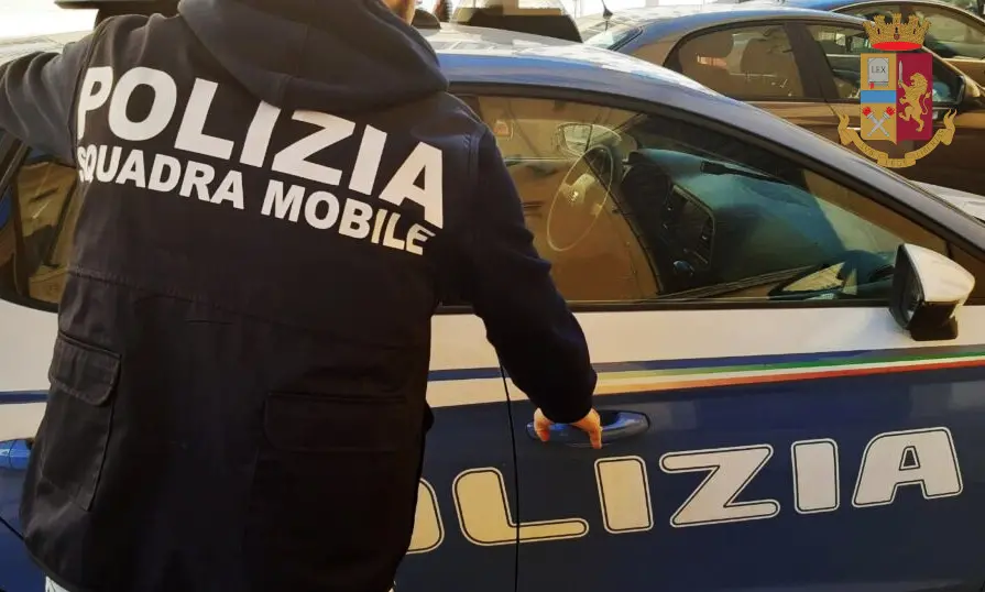 Il figlio litiga con il vigilante del negozio, mamma e papà rubano i vestiti