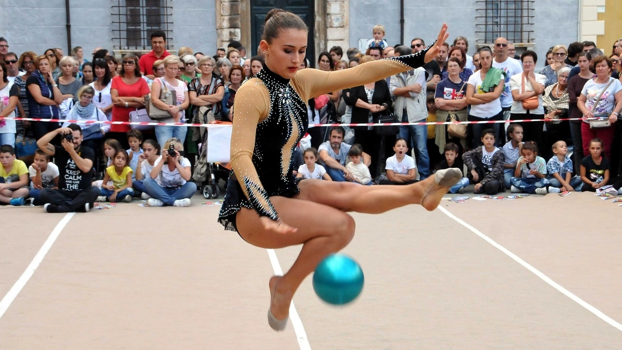 Giovane sportiva si esibisce in centro città (foto di repertorio)