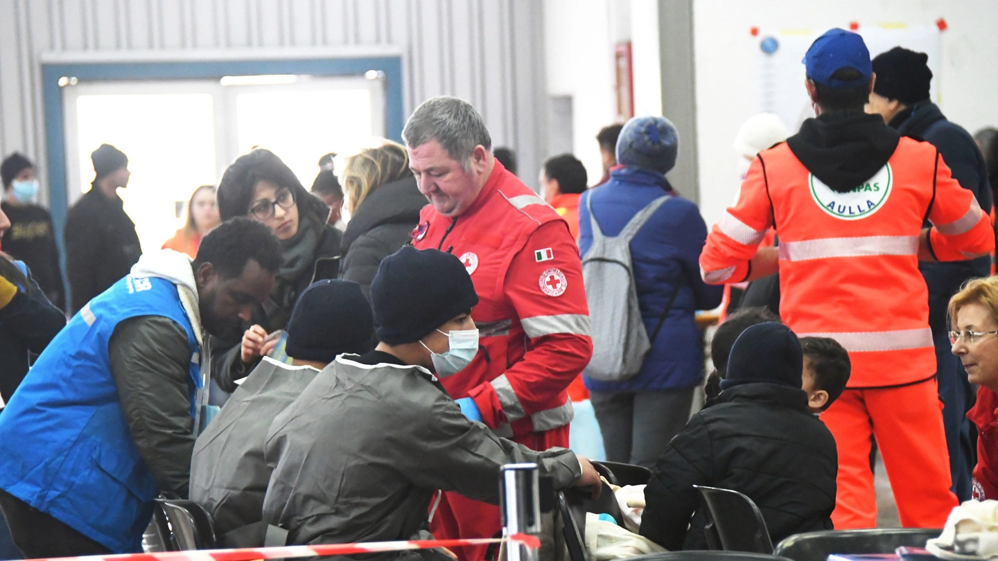 Le prime procedure di accoglienza a Marina di Carrara (foto Delia)