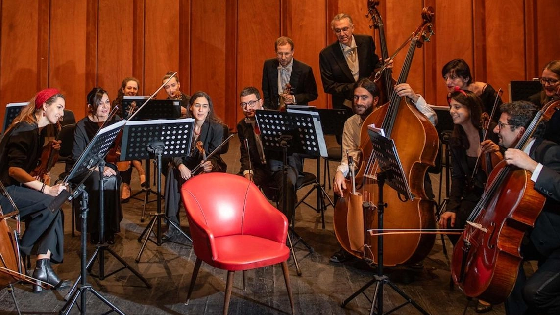 Sul palcoscenico fra i musicisti della Camerata Strumentale