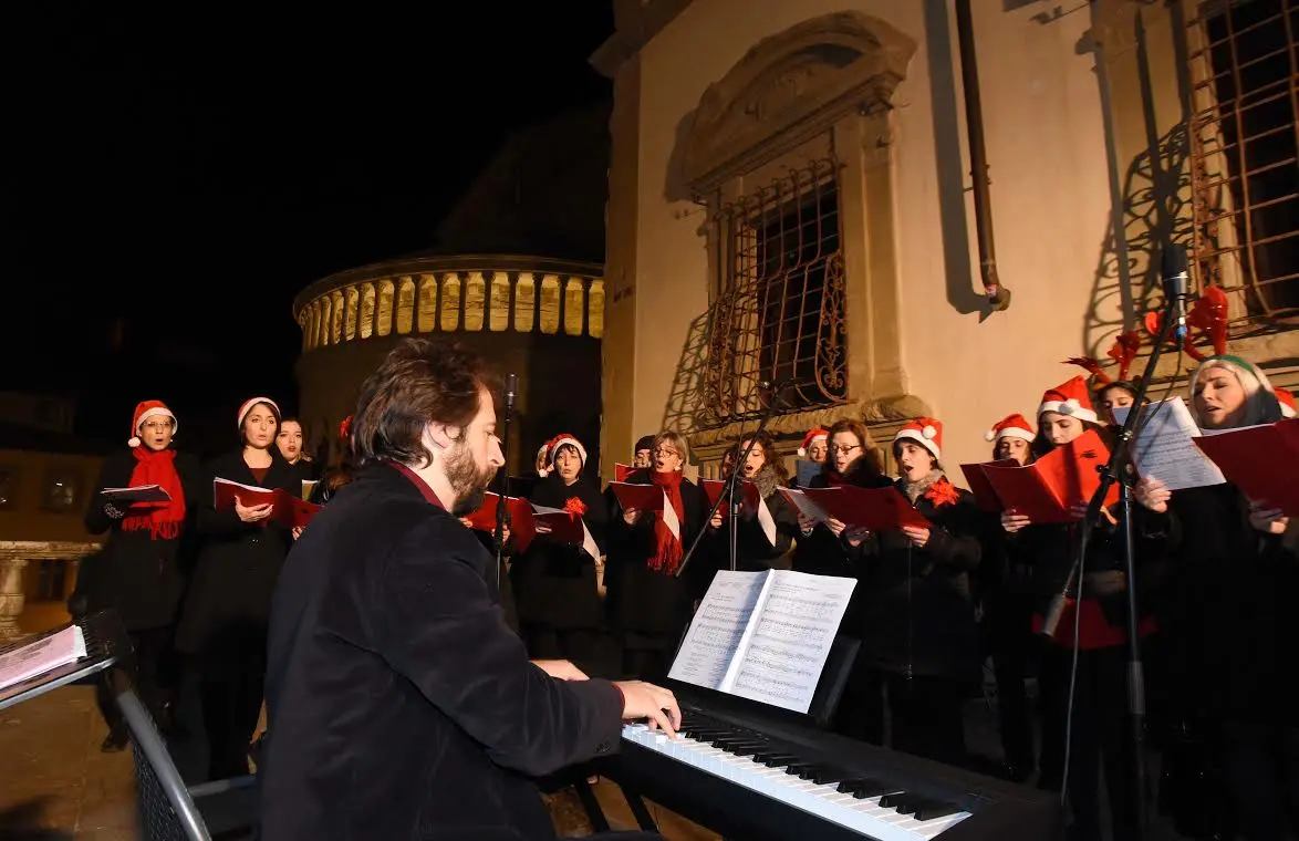 Bambini protagonisti in piazza Grande con il mercato di Natale