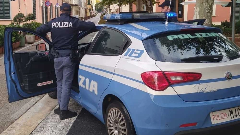 Una volante della polizia del Commissariato di Montecatini