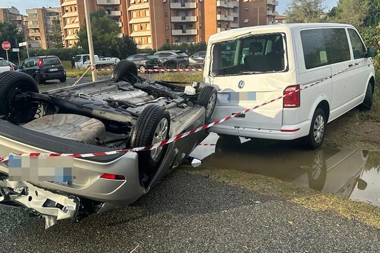 Anche auto ribaltate a causa dell’ondata di maltempo che ha colpito Livorno