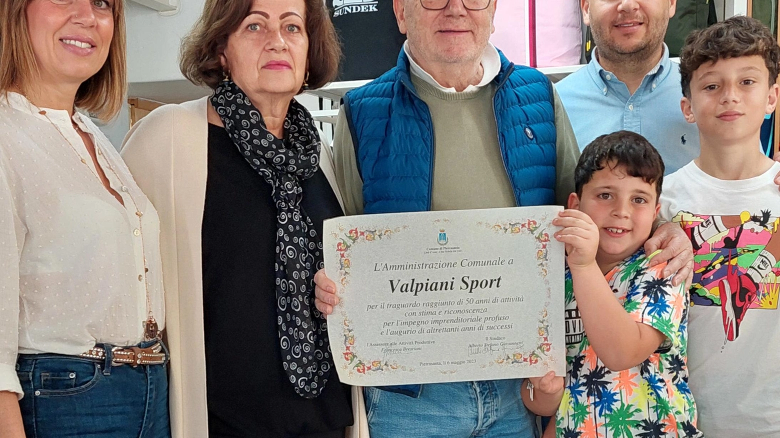 “Valpiani sport“ festeggia mezzo secolo. Brindisi e pergamena