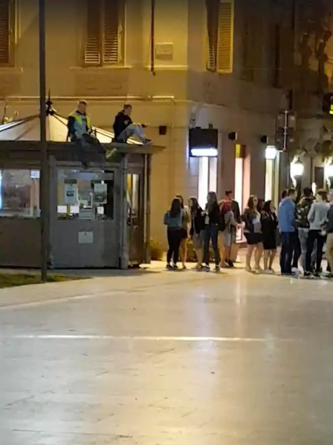 Gite scolastiche, studenti scalmanati e invasione di pullman: scoppiano le proteste