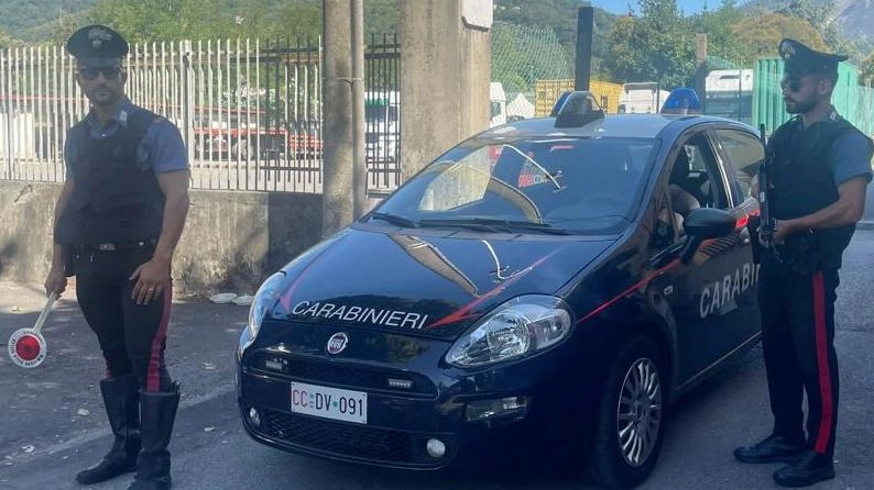 I carabinieri della stazione di Fossola hanno monitorato la casa dello spacciatore che da tempo aveva avuto segnalazioni per il forte via vai di persone che entravano e uscivano