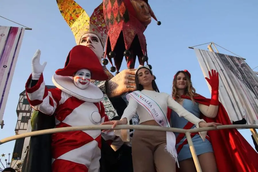 Carnevale di Viareggio, il quinto corso: Miss Italia, la Pace e il premio anticovid