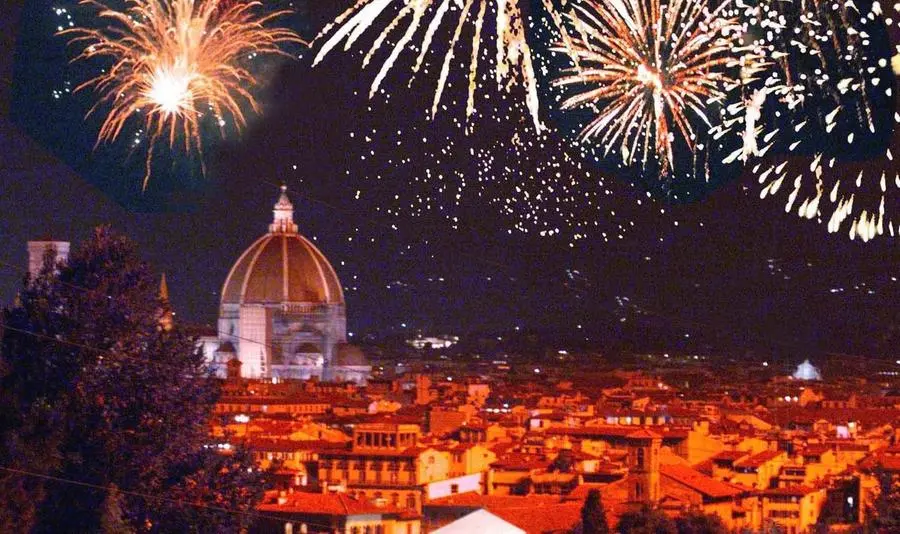 "Fochi" di San Giovanni, è la grande festa di Firenze. Folla sui lungarni