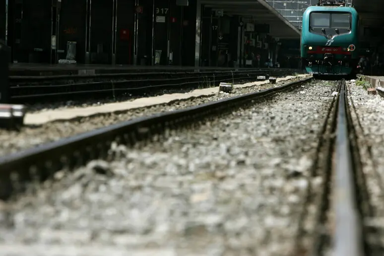 Sassi Sui Binari Ai Renai, Treni In Tilt Per Tutto Il Giorno. E’ Caccia ...