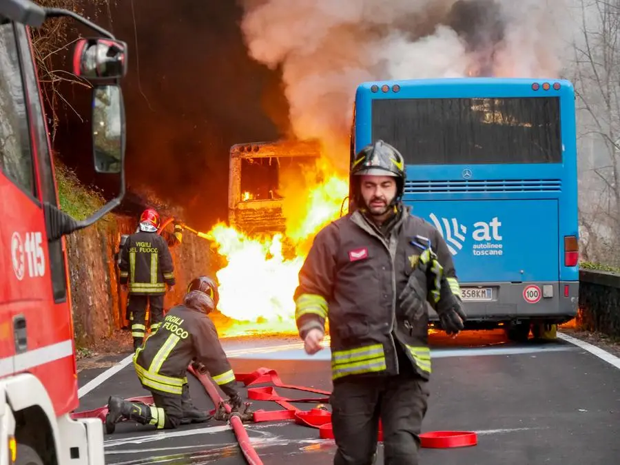 Lucca, autobus a fuoco: paura per gli studenti a bordo