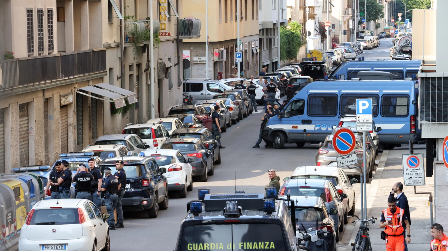 Le forze dell'ordine sgomberano l'ex hotel Astor (Fotocronache Germogli)