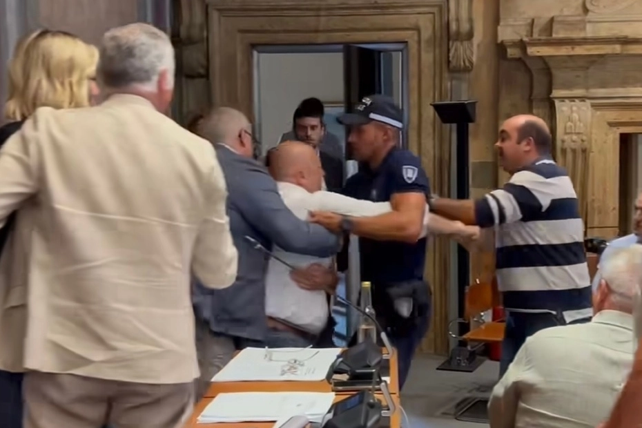 Il sindaco trattenuto dagli agenti della municipale nel video di Radio Tele Galileo