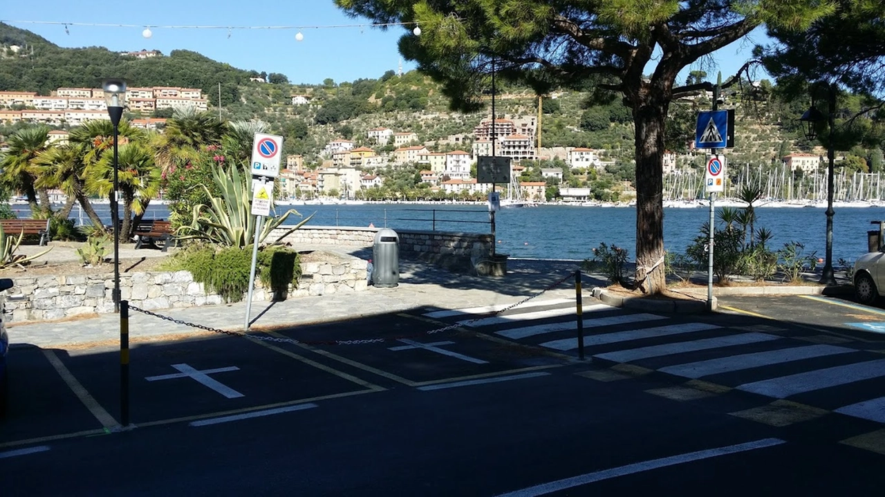 I parcheggi riservati al parroco a Porto Venere (foto Frascatore)