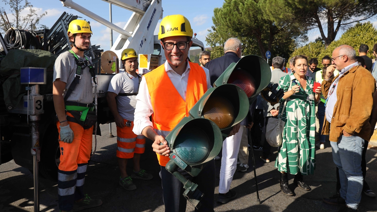 La rimozione del semaforo (foto Giuseppe Cabras/New Press Photo)