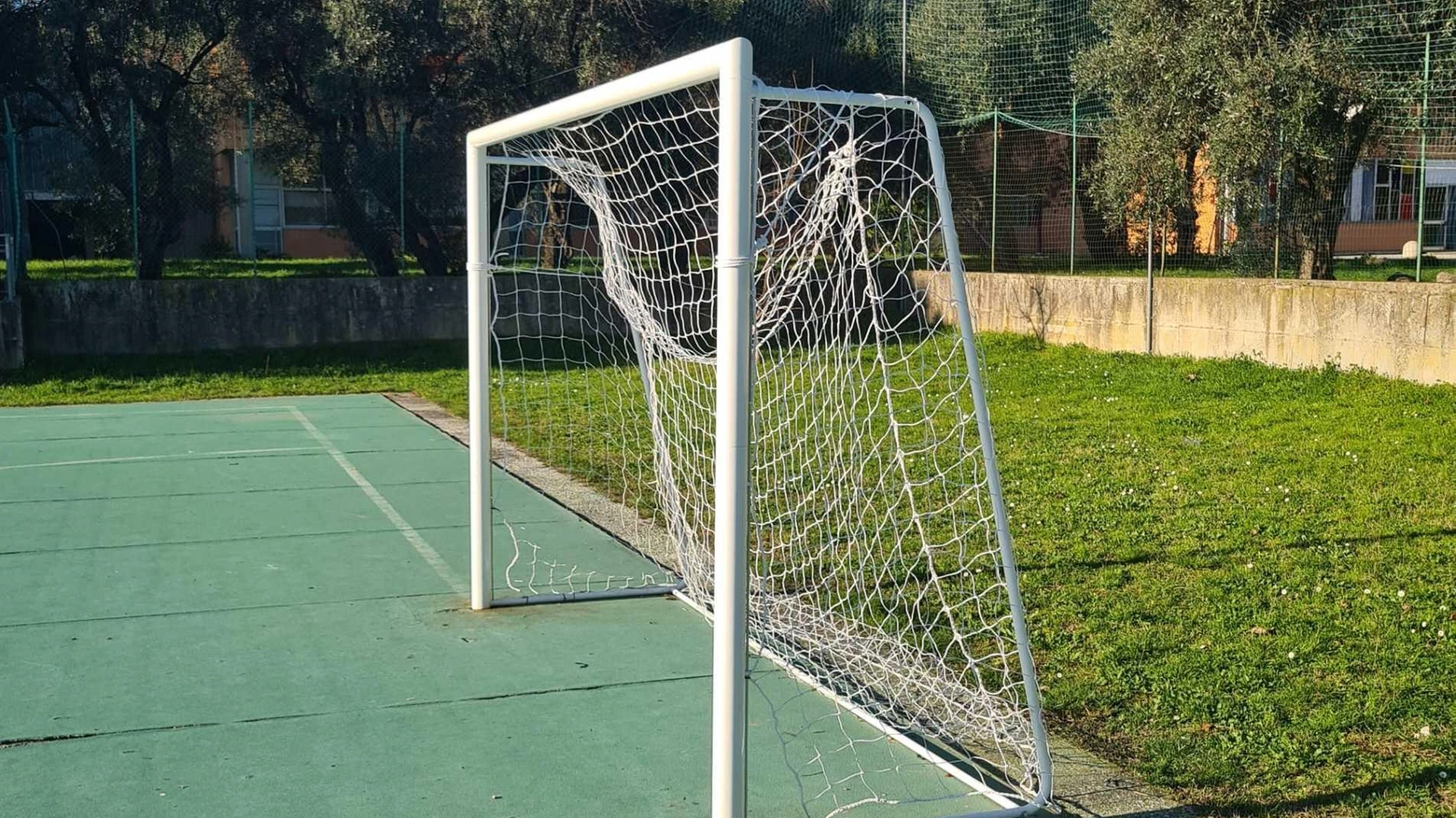 Scorribanda di vandali al campetto di via Catene