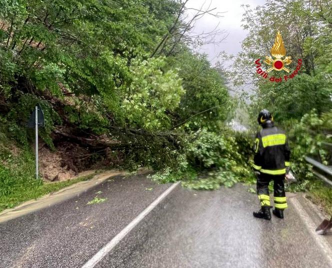 Maltempo, Frane A Marradi: 5 Auto Bloccate E Strade Interrotte. Case ...