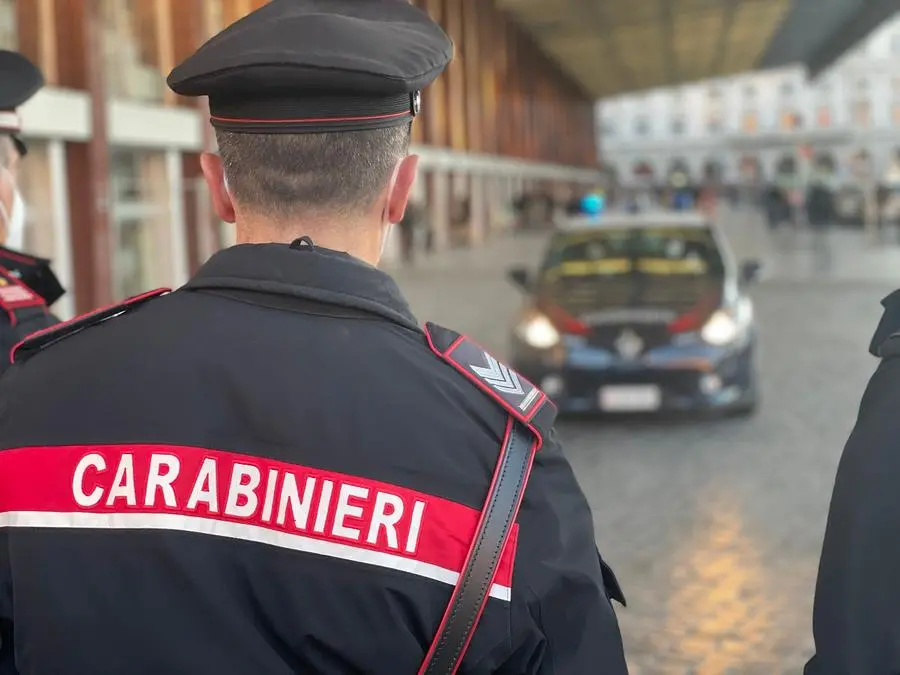 Vuole il reddito di cittadinanza: caos in Comune, colpisce i carabinieri. Arrestato