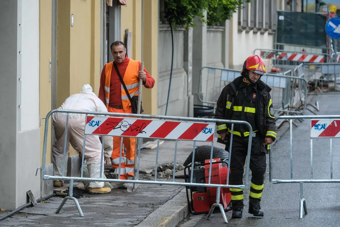 Voragine lungarno Diaz, cominciati i primi saggi