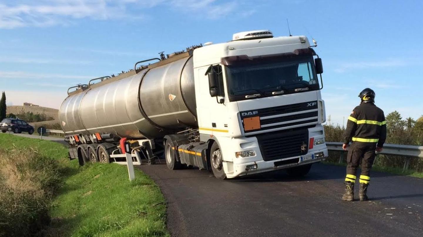 Camion Carico Di Acido Finisce Fuori Strada, Traffico In Tilt Sulla Sr 439