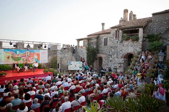 Capalbio Libri in piazza Magenta, il palco