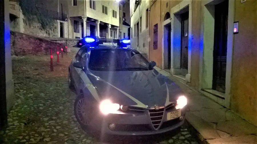 Con tre tessere bancomat rubate si aggirava tra le auto di notte, denunciato