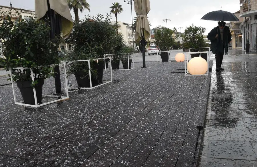 Nevicate sui monti, grandine sulle spiagge