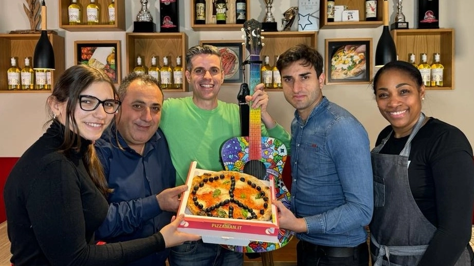 Lorenzo Baglioni con lo staff Pizzaman Italia