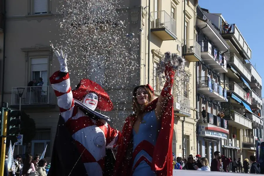 Carnevale di Viareggio 2022, al via la festa. Emozioni e applausi, si riparte