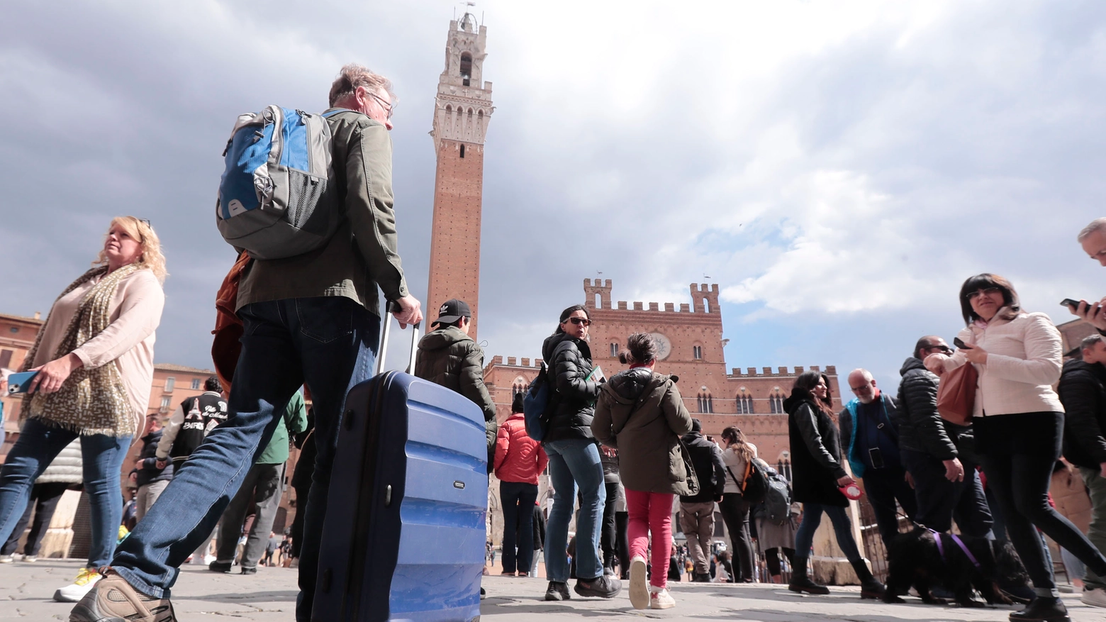 Tanti turisti a Siena nonostante il tempo incerto (Foto Lazzeroni)