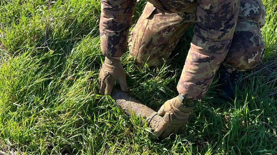 Ordigno bellico in un campo agricolo: brillato