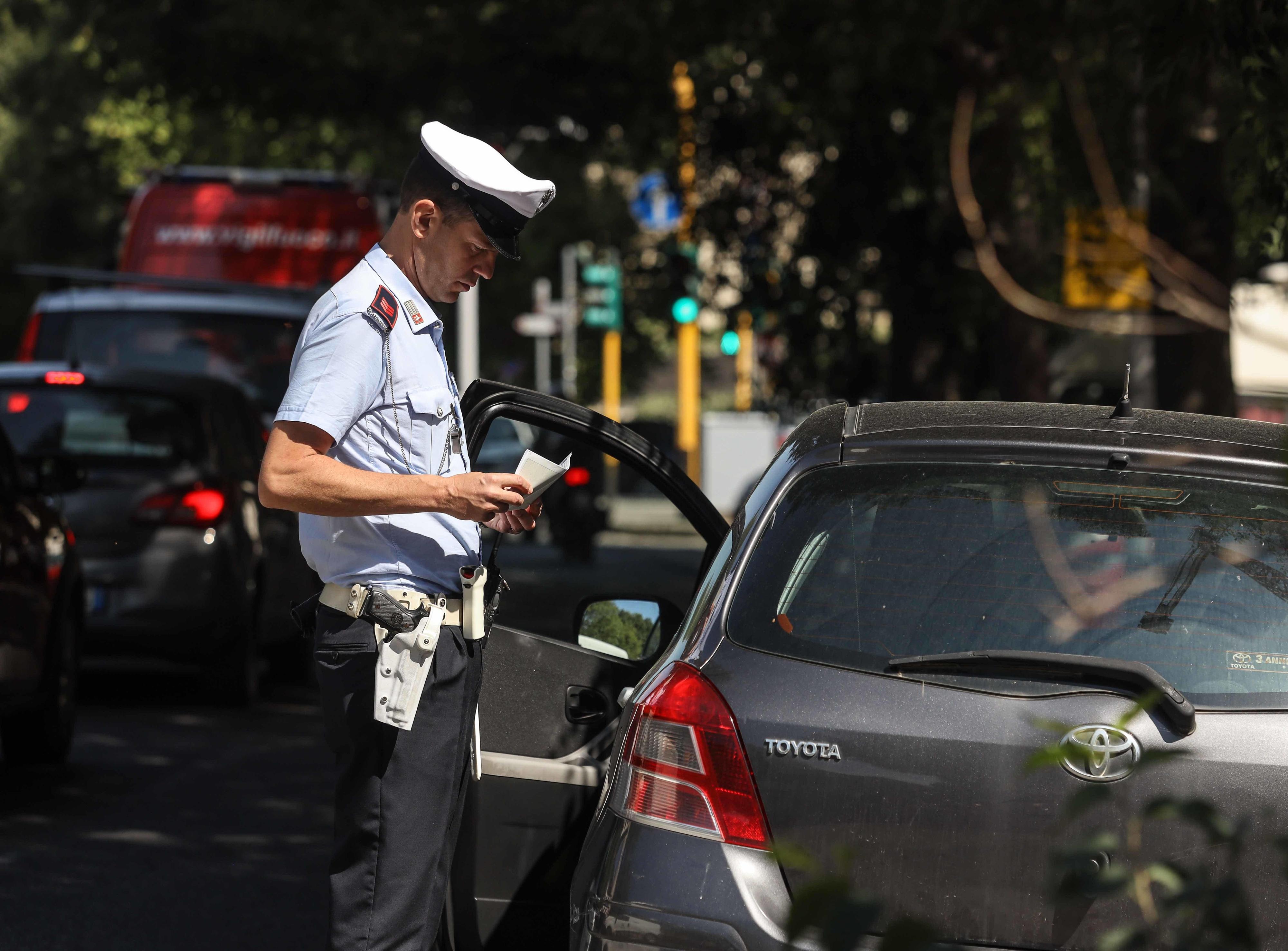 Alla Guida Dopo Aver Bevuto E Con La Patente Scaduta: Denunciato