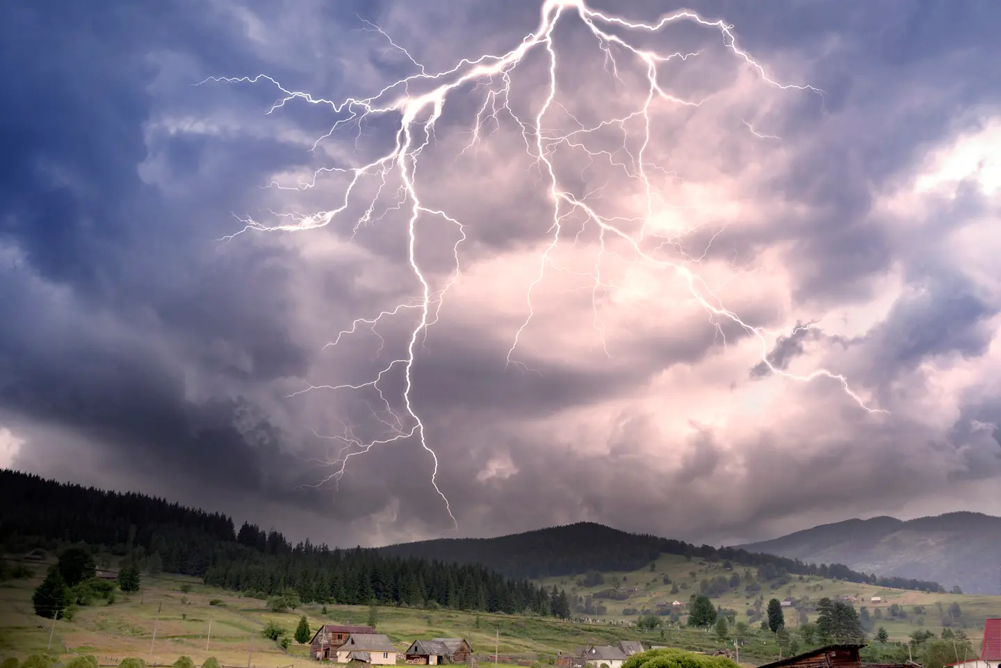 Maltempo, codice giallo per temporali in Toscana