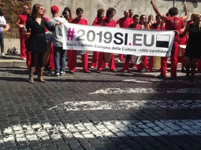 Capitale della cultura: Perugia e Siena consegnano i loro dossier, i toscani sfilano con i tamburi