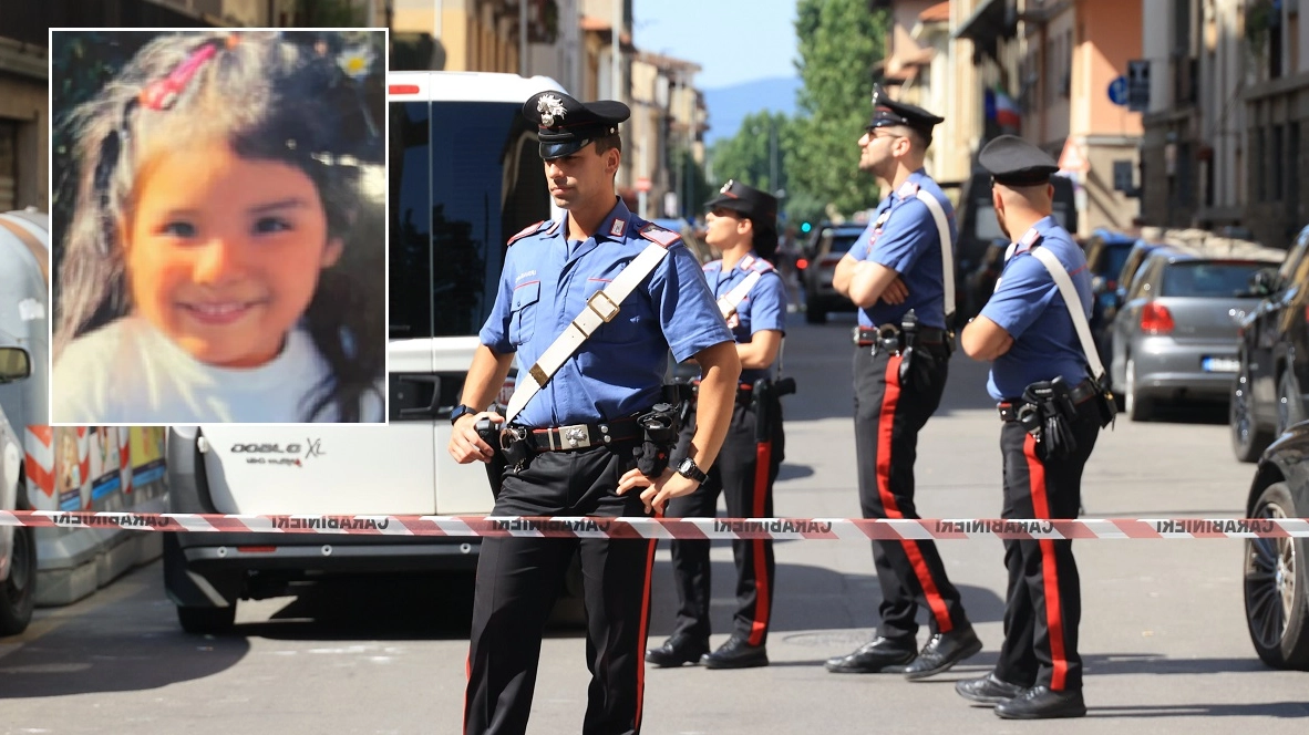 La bambina e i carabinieri sul luogo della scomparsa (New Press Photo)