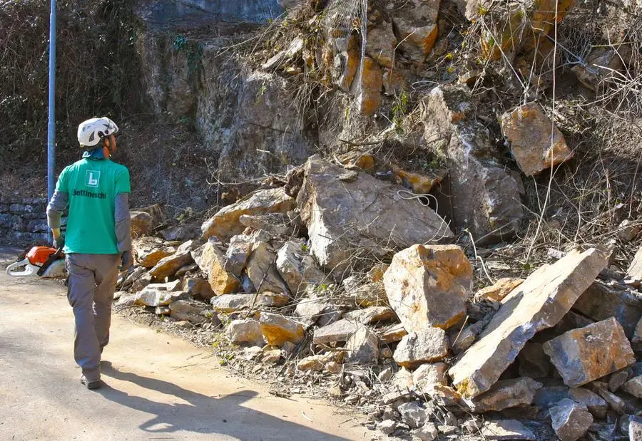 Strada da sistemare dopo la frana. Serve oltre un milione di euro