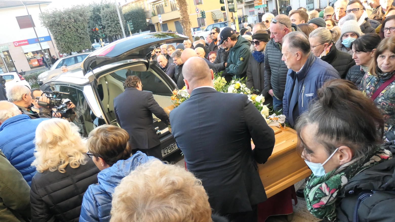 Il funerale a Torre del Lago (foto Umicini)