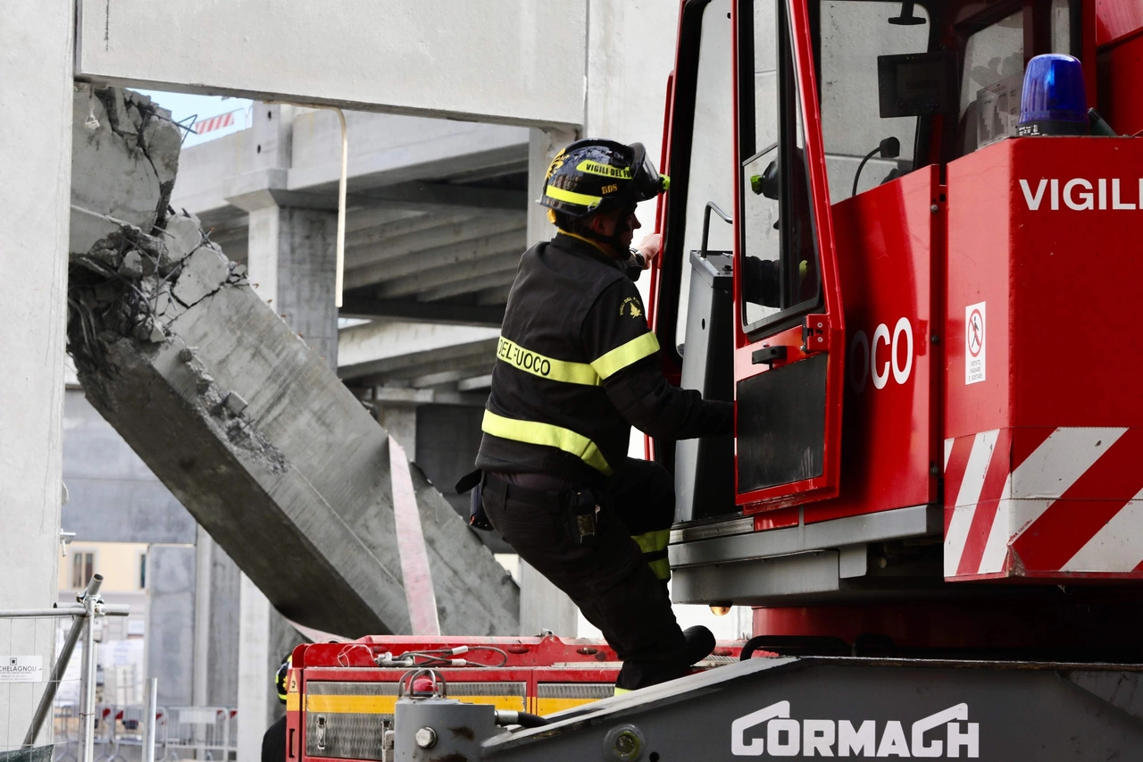 Vigili del fuoco nel cantiere (New Press Photo)