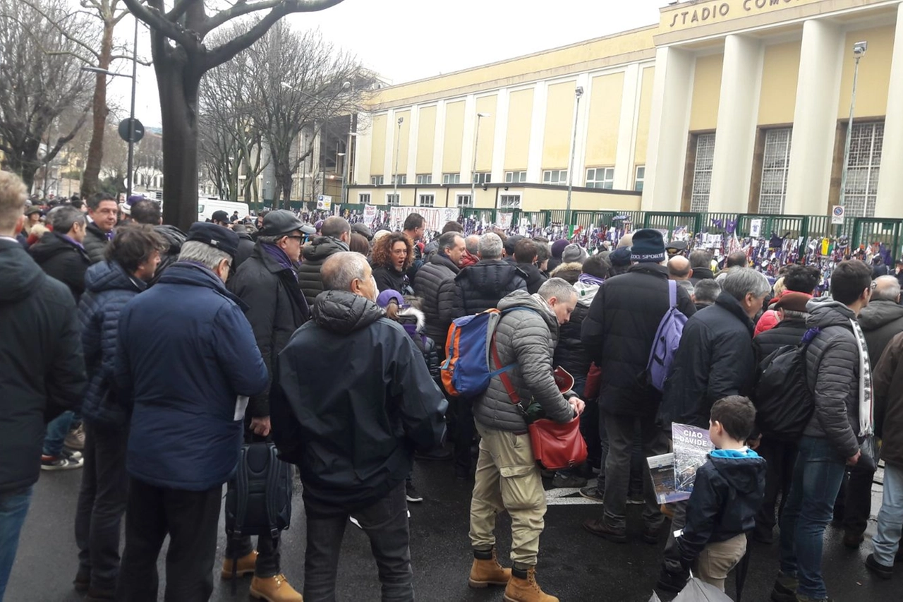 Astori, tifosi davanti al 'muro del pianto' prima di entrare al Franchi