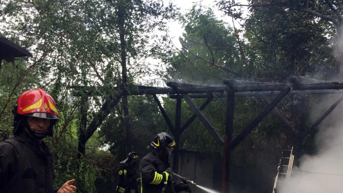  I soccorritori sul luogo dell’incendio (foto di Massimo Pasquali)