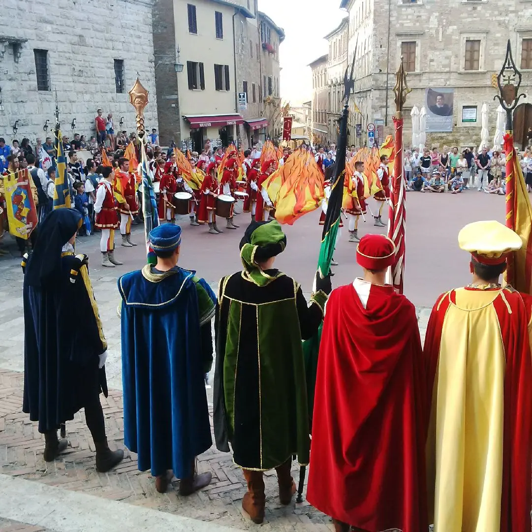 Duecento sbandieratori, tecniche e stili a confronto per far volare i vessilli