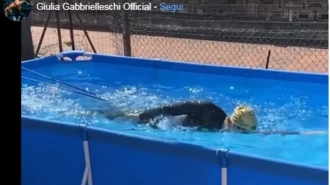 Piscina in casa ed elastici: così la nuotatrice toscana può allenarsi in acqua